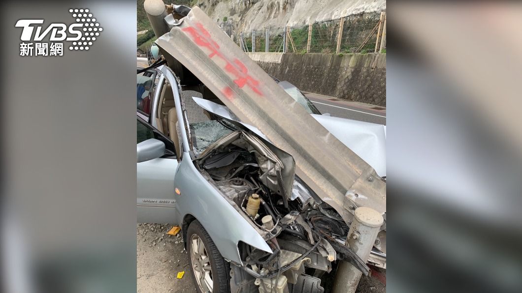 轎車自撞護欄。(圖/TVBS)