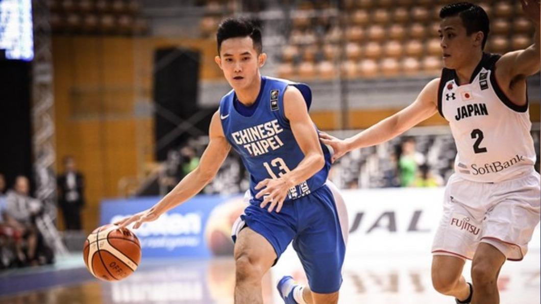 蔣淯安及富樫勇樹。(圖/翻攝FIBA官網)