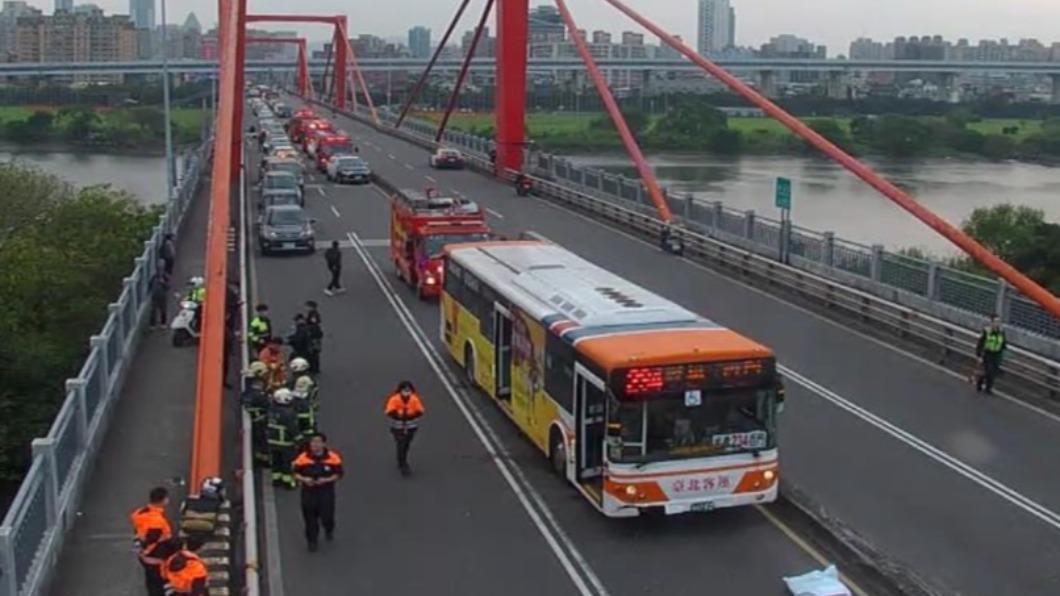 光復橋板橋往台北汽車道單線封閉。(圖/翻攝自即時影像)