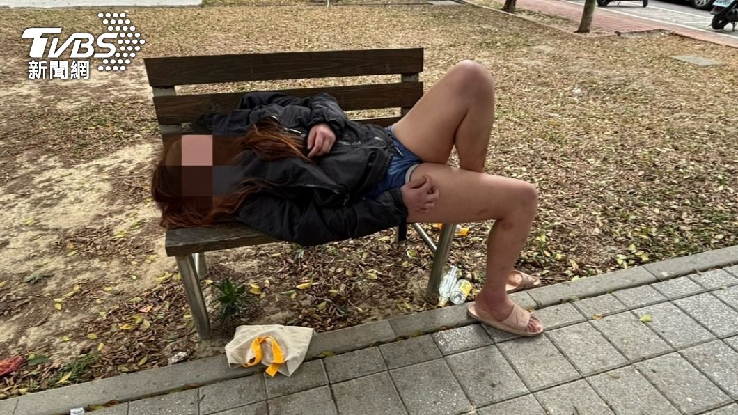 借酒澆愁?2瓶58度高粱在側 長髮短褲妹睡公園失溫