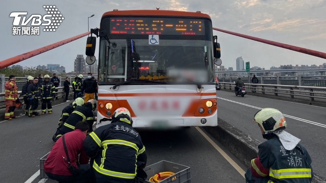 重機男光復橋不明原因自撞噴對向 公車煞不及當場輾斃