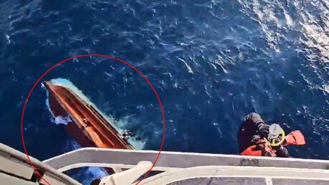 翻覆漁船上的9名船員已有3人死亡、1人獲救，剩餘5人仍處失蹤狀態。（圖／翻攝自韓聯社）