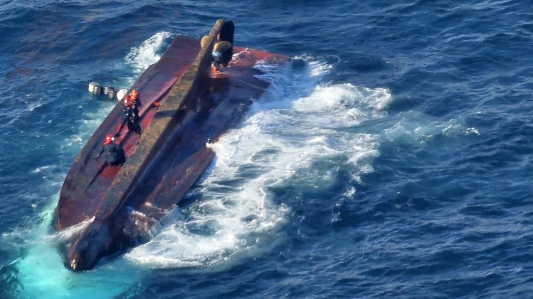 南韓外海漁船翻覆已釀3死 5名失蹤船員生死未卜