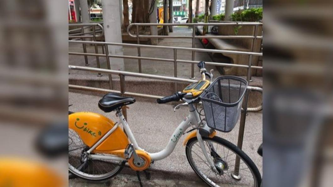 YouBike未被歸還駐點站,而是倚靠在欄杆。(圖/翻攝自路上觀察學院臉書)