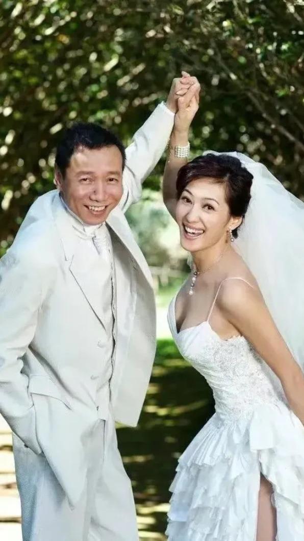 孟廣美與富商吉增和交往10個月就閃電結婚,婚姻生活至今幸福美滿。(圖/翻攝自微博)