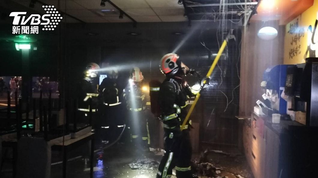 警消趕往現場拉水線灌救。(圖/翻攝自台中市義勇消防特搜大隊西屯分隊臉書)
