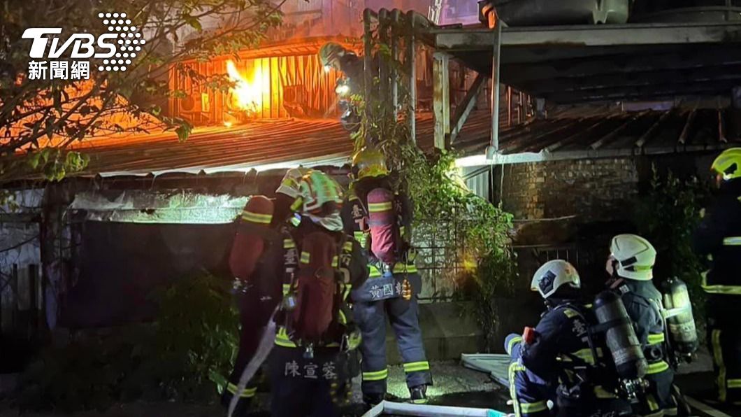 警消抵達時二樓店鋪燃燒起火。(圖/翻攝自台中市義勇消防特搜大隊西屯分隊臉書)