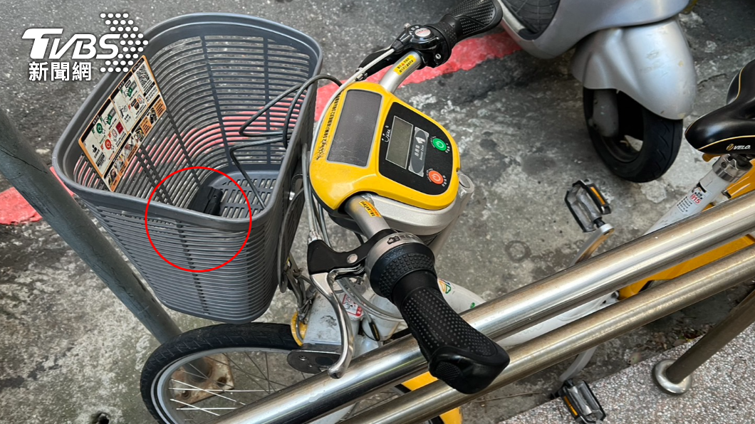 民眾前往租借YouBike,發現手槍後報警。(圖/TVBS)