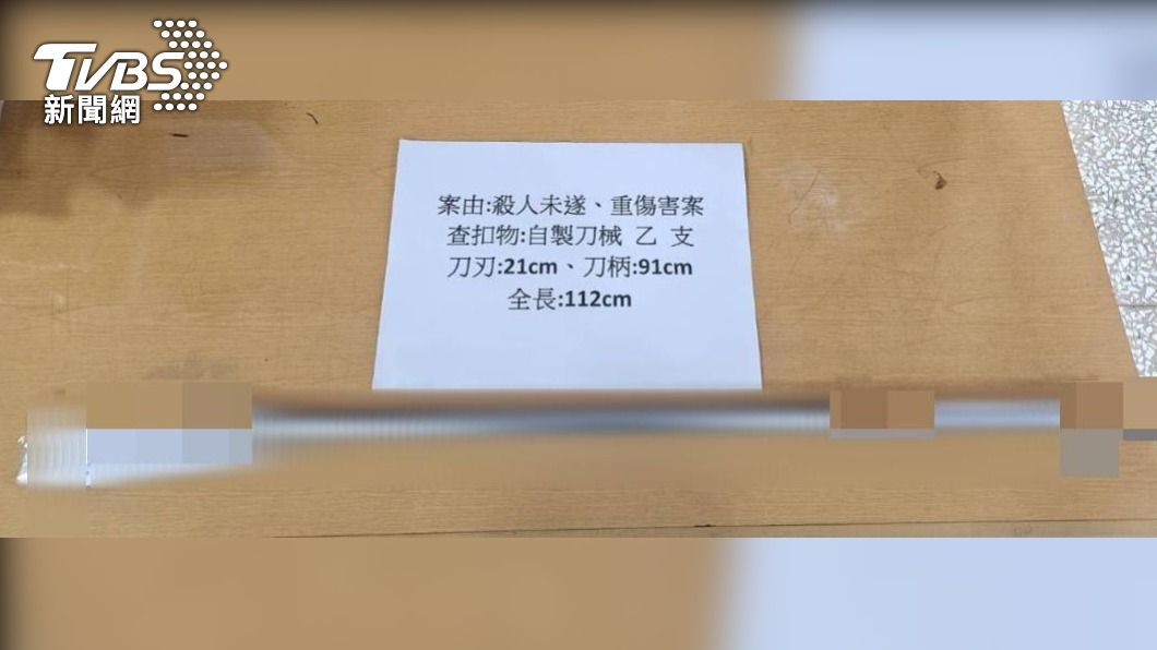 葉男持112米的自製長刀狂砍鄰居。(圖/TVBS)