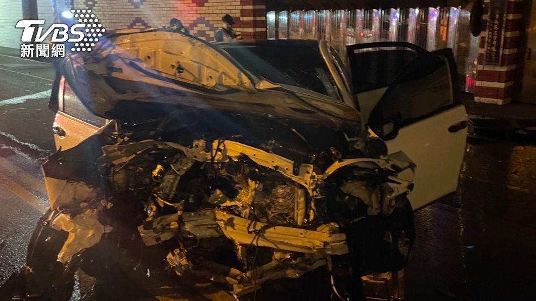 高雄男酒駕逆向開撞！20歲倒楣女骨折送醫　兩車全毀慘狀曝