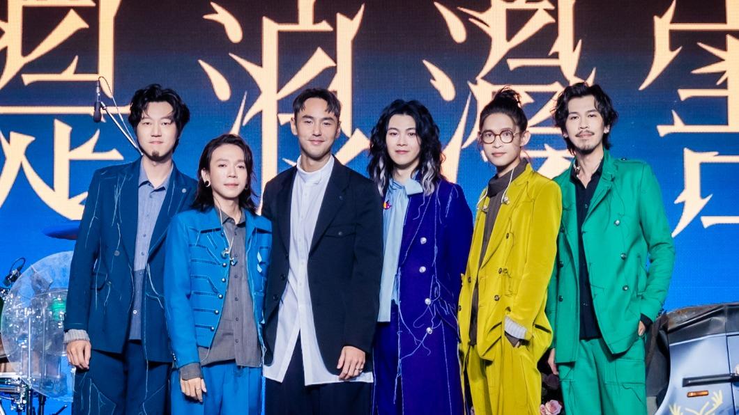 麋先生去年《都是浪漫害的》發片記者會 阮經天現身。(圖/相信音樂提供)