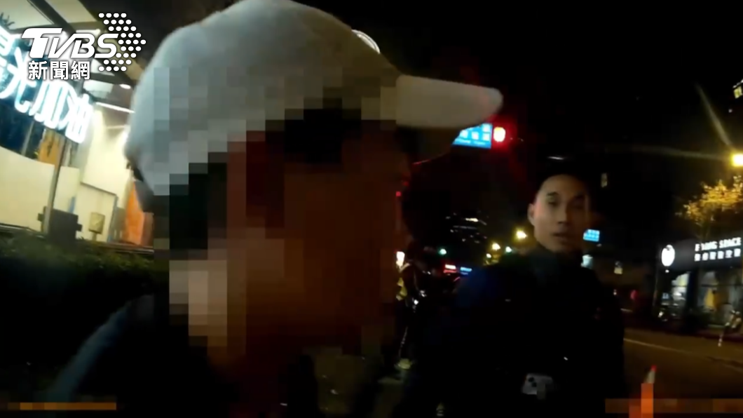 女子欲躲避查緝謊報身分證字號，隨即被警方識破。（圖／TVBS）