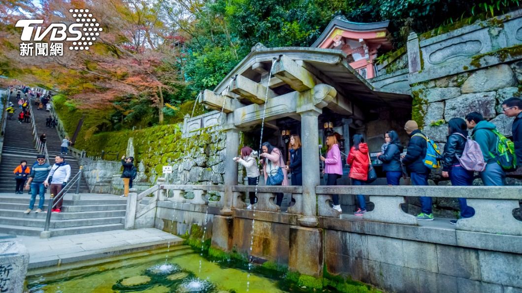 清水寺見台灣長輩「寶特瓶裝水」 制止反遭嗆:不裝幹嘛上來