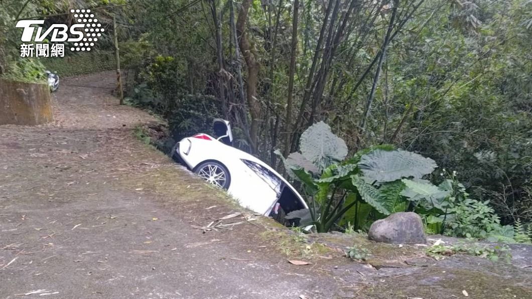 轎車滑下山坡後，兩名嫌犯逃逸。（圖／民眾提供）