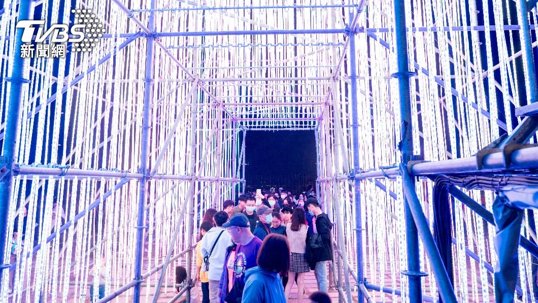 安平燈區的無人機展演特別推出第四部曲,結尾還有神秘彩蛋。(圖/TVBS)