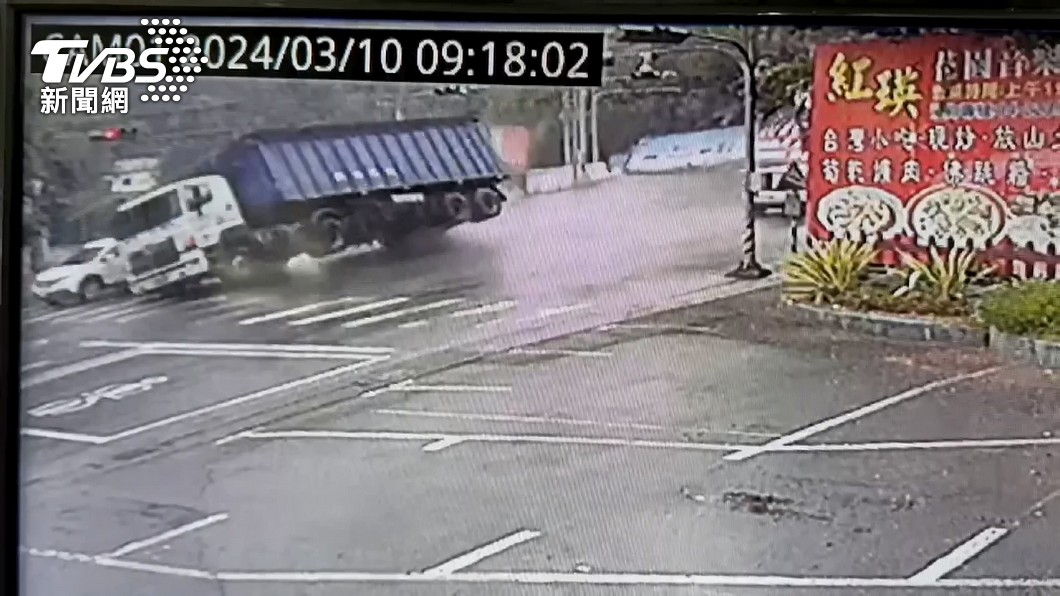 休旅車遭到聯結車推撞並壓扁,車上的母子至今仍與死神搏鬥中。(圖/TVBS)
