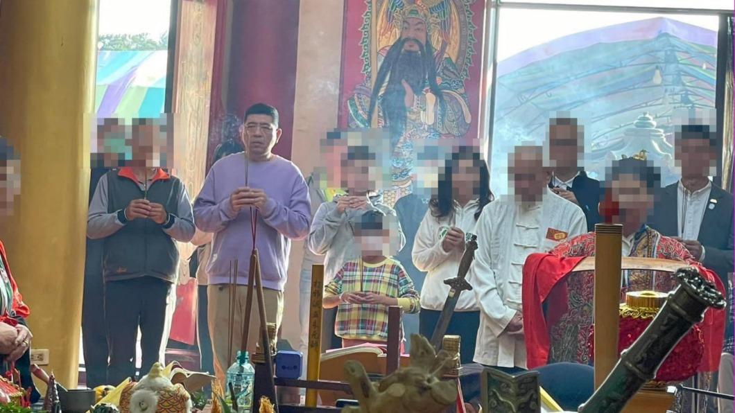 NONO在廟裡拜拜求神。（圖／翻攝馮語婷臉書）