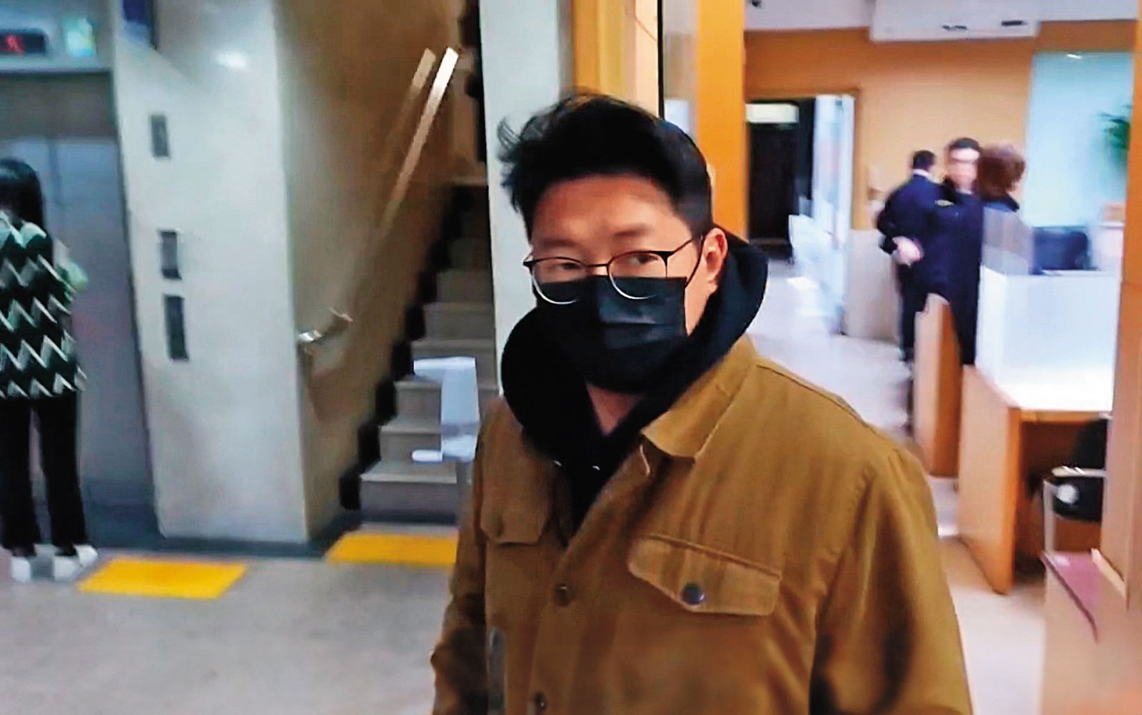 船長兒子鍾佳汶(圖)也因助朱國榮逃亡以10萬元交保。(圖/翻攝自鏡新聞)