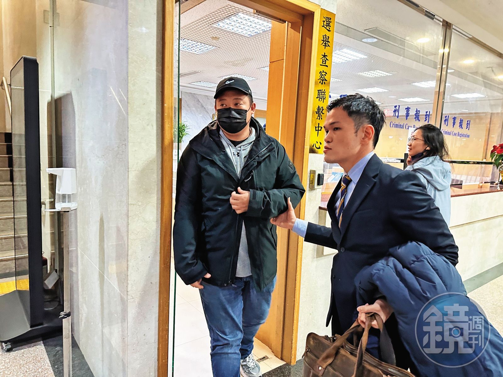船長另一兒子鍾佳融(圖)也是助朱國榮逃亡共犯,以10萬元交保。(圖/鏡週刊)