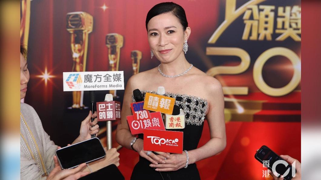 佘詩曼巴黎時裝週遭女網紅「貼臉咬耳朵」　1舉動獲讚高情商