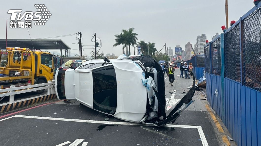 熬夜開車！中和女駕瑞典坦克　精神不濟撞爆捷運工地護欄翻覆