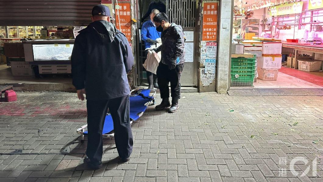 警方收走2嬰屍進行調查。（圖／香港01）