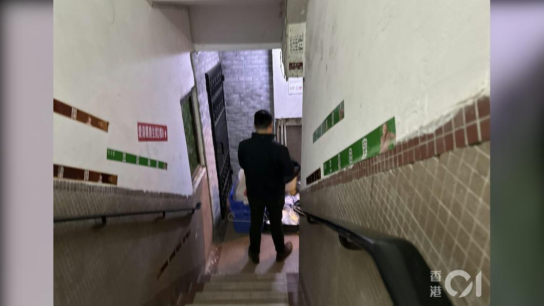 警方於大樓內調查。（圖／香港01）