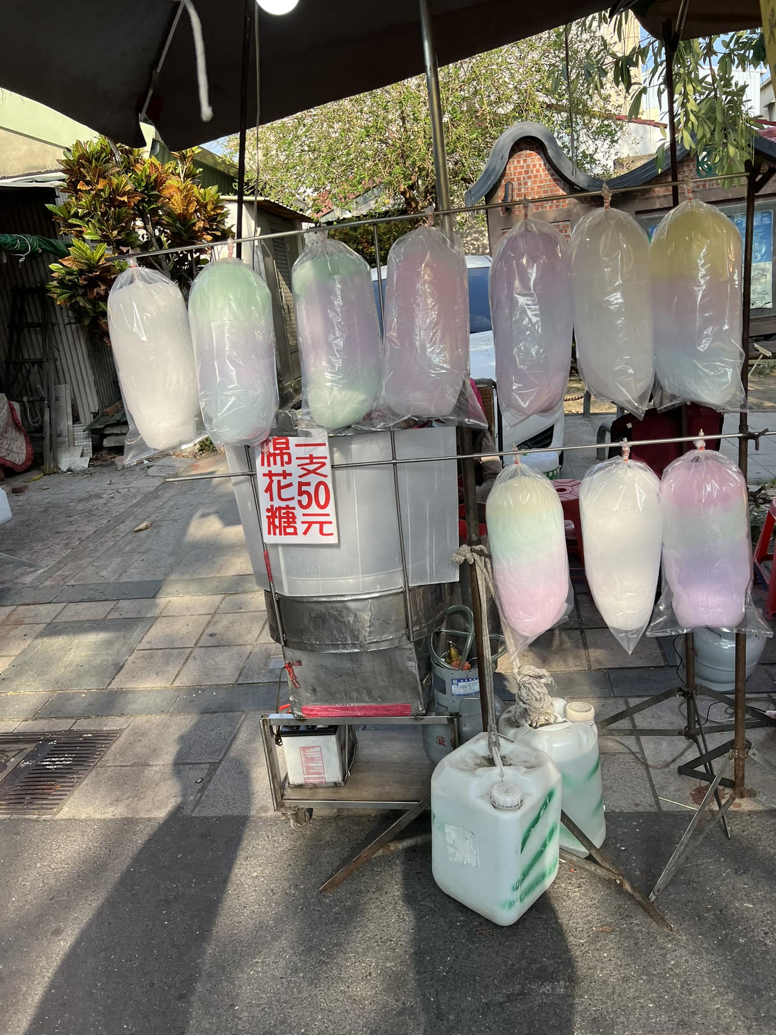 一支棉花糖售價50元。(圖/翻攝自爆廢1公社)