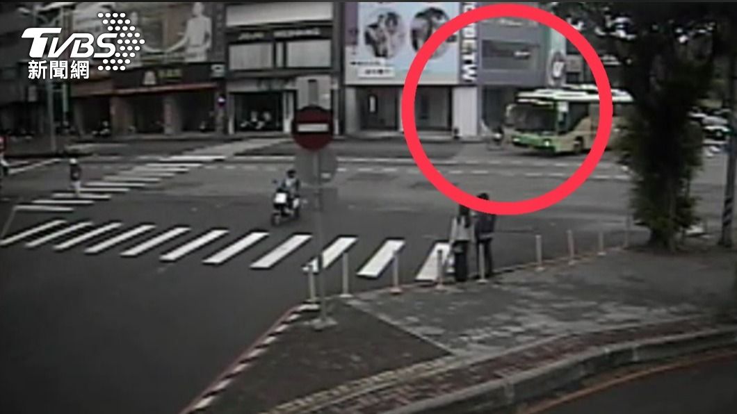 這起車禍發生在北區三民路三段與精武路口。（圖／TVBS）