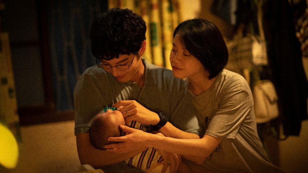 曹佑寧、程予希在劇中成為新手爸媽。(圖/華視、LINE TV提供)