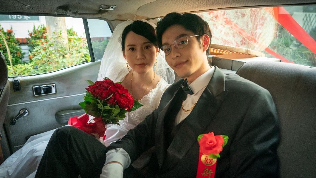曹佑寧和程予希正式完婚,婚紗照十分復古。(圖/華視、LINE TV 提供)