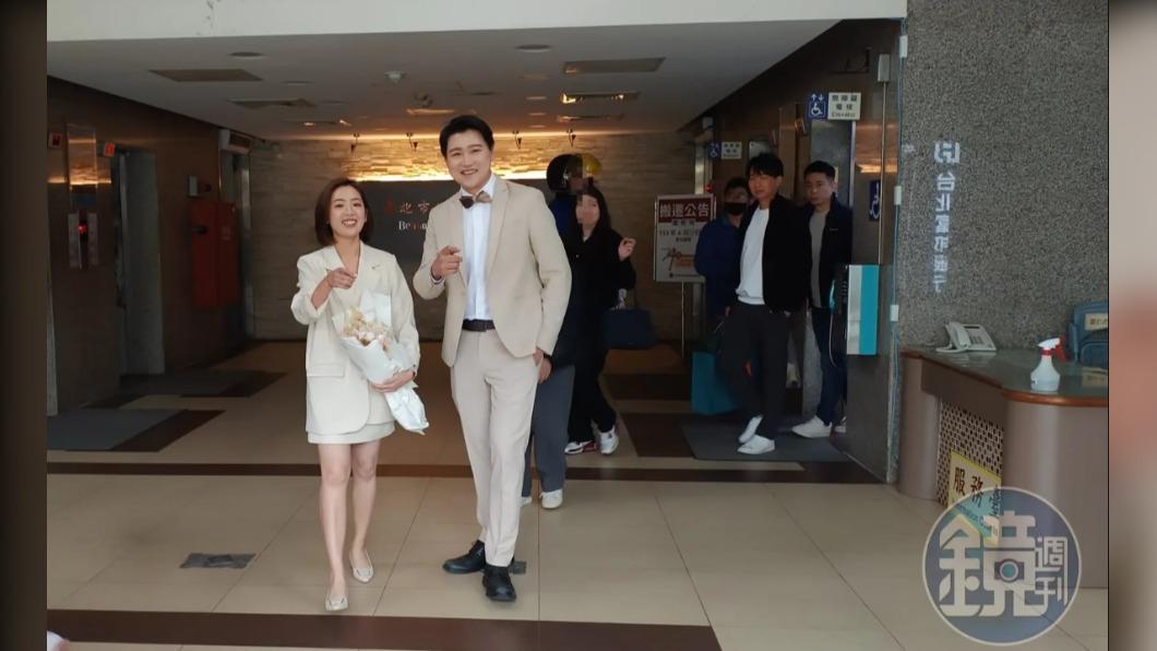 「學姐」晉升人妻!黃瀞瑩與記者男友登記結婚 甜蜜現場照曝光