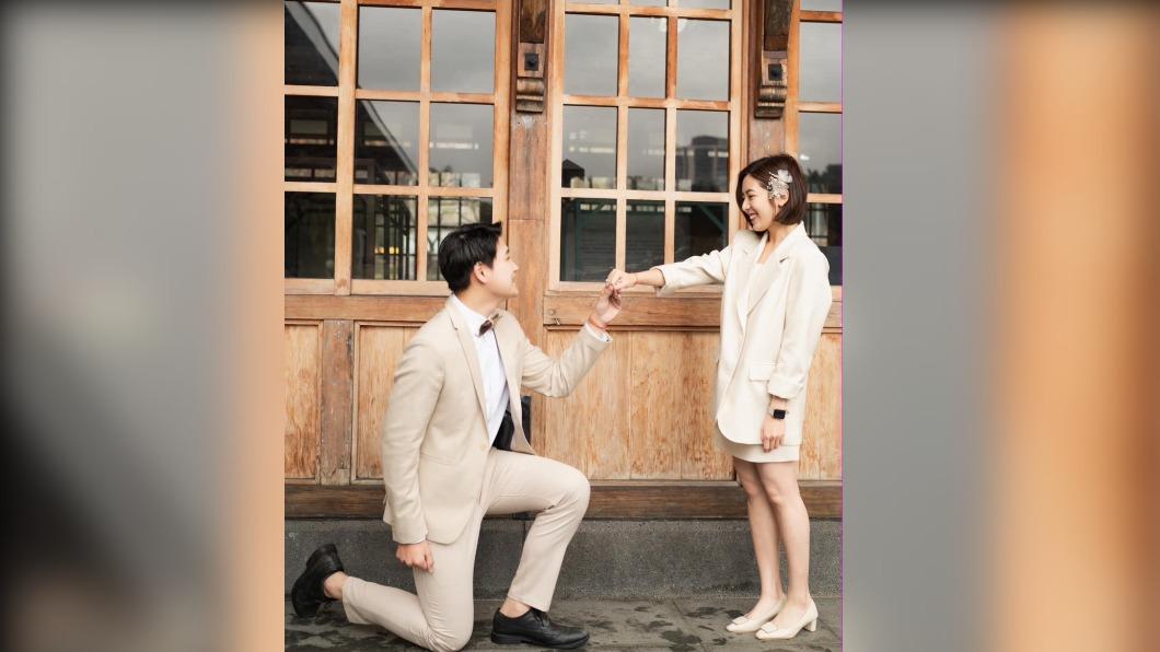 「學姊」黃瀞瑩登記結婚。(圖/翻攝自學姊臉書)