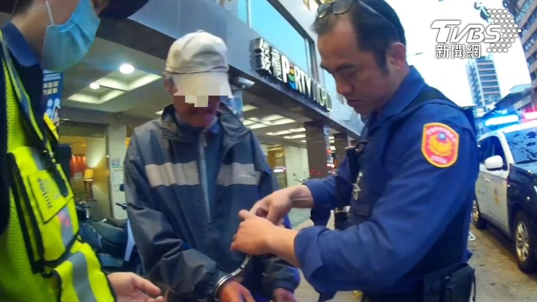 高雄警暖心帶阿伯過馬路　意外扶到「通緝犯」直接上銬歸案