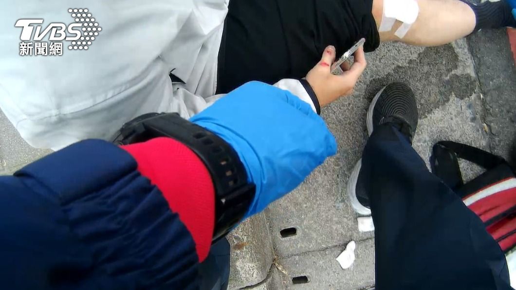 傷者肢體及臉部多處擦傷,所幸無頸椎受傷疑慮。(圖/TVBS)