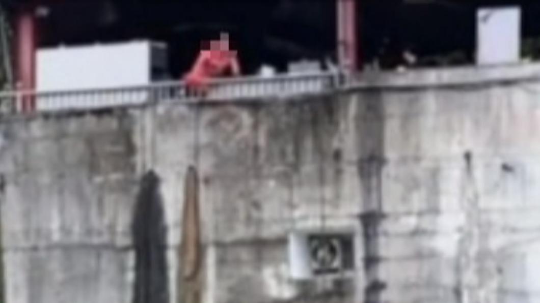 南投泡麵土地公廟3盆麵渣倒溪裡 廟方道歉:義工好心要餵魚