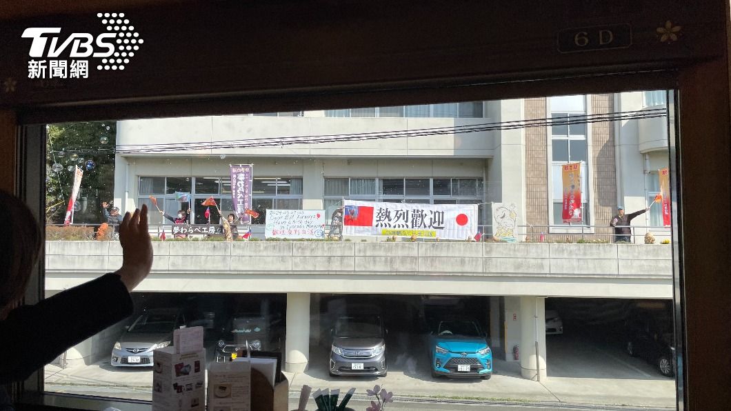 當地民眾看到伊予灘物語觀光列車熱情打招呼。(圖／黃貞怡攝)