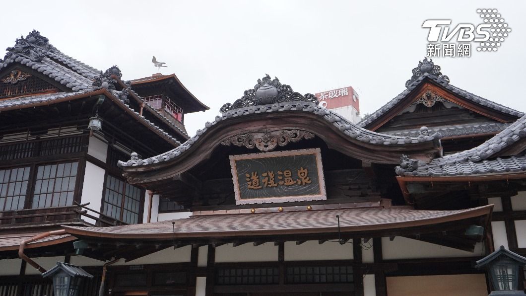 道後溫泉整修中，但內部仍可泡湯。(圖／黃貞怡攝)