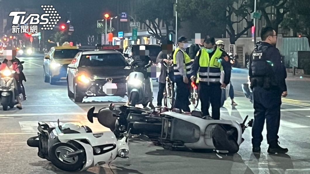 高雄3機車追尾「騎士全倒」！聽到救護車聲　他急煞秒撞一團