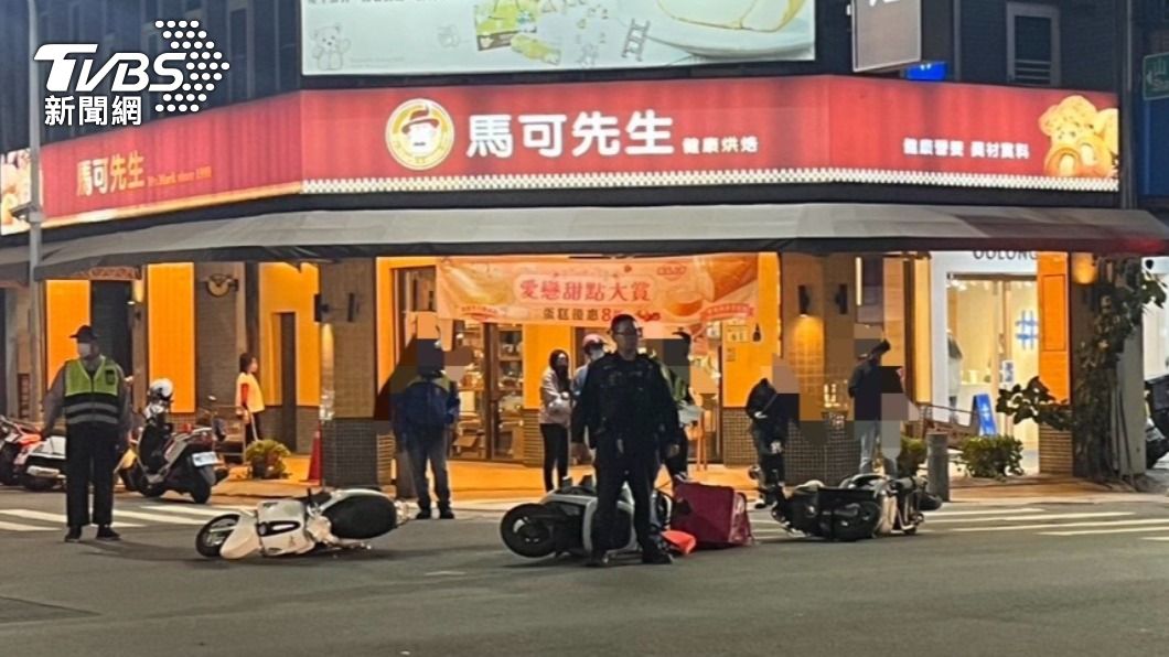 連環車禍造成4人輕傷。(圖/TVBS)