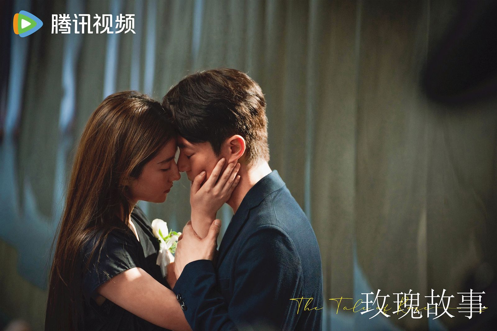 霍建華（右）去年特別出演《玫瑰故事》，搭檔劉亦菲（左），被讚帥出新高度。（圖／翻攝自電視劇玫瑰故事微博）