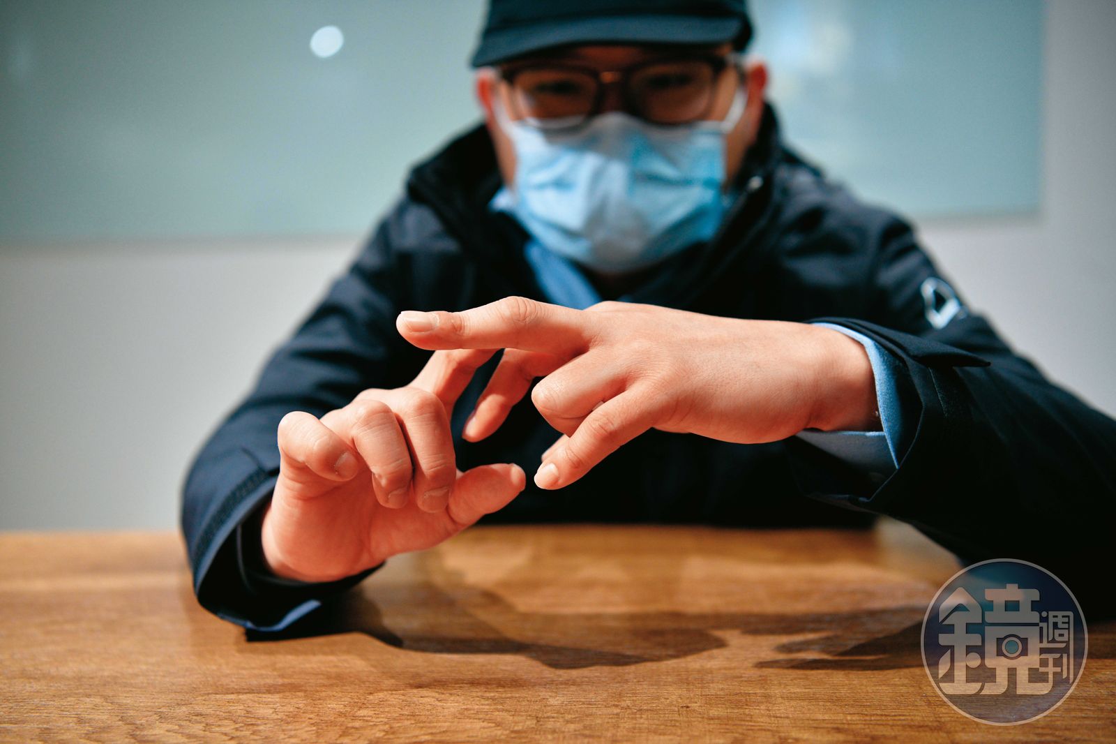 黃先生的手指肌腱被員警拗斷,造成永久性的傷害。(圖/鏡週刊)
