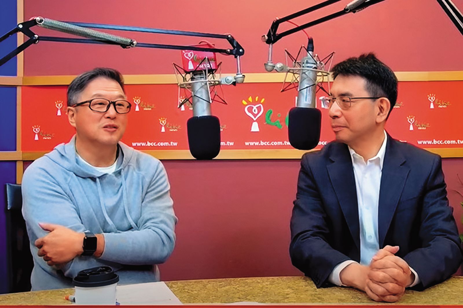 劉寶傑(右)去年曾上王偉忠(左)廣播節目,分享自己24年前長腫瘤開刀過往。(圖/翻攝自中廣流行網 Youtube)