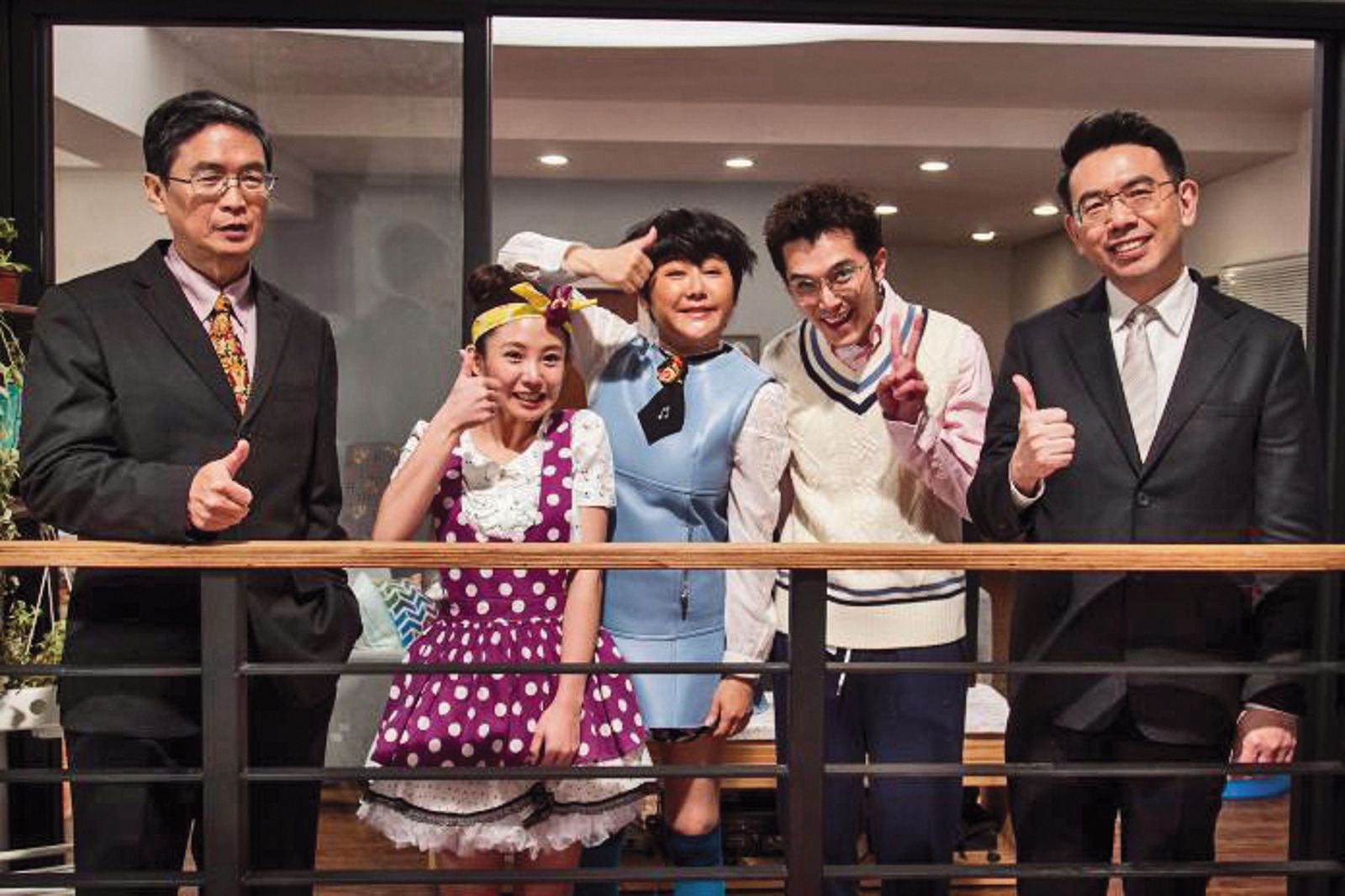 劉寶傑(右一)2016年曾客串戲劇《原來1家人》演出。(圖/中視提供)