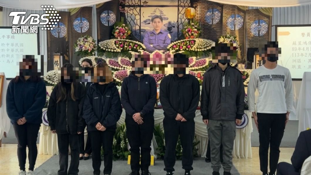 殉職警員蘇昱鴻告別式,家屬向到場親友致意。(圖/林意筑攝)