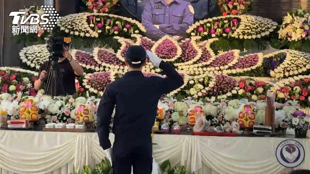 所長鄧毓薰鞠躬致意。(圖/林意筑攝)
