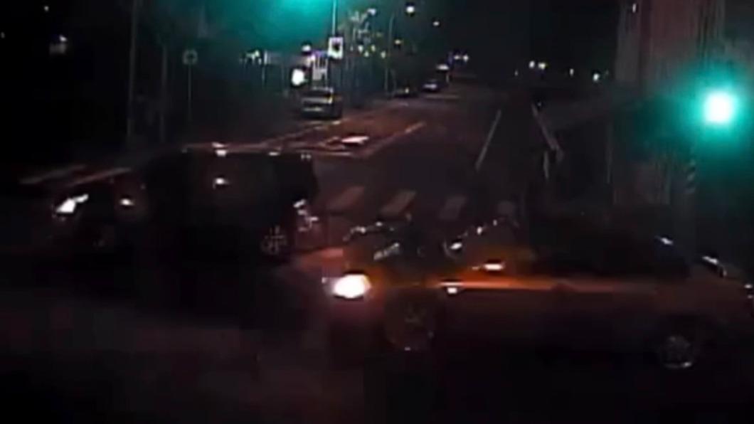 肇事黃姓駕駛先追撞前車,再衝進全家。(圖/羅東分局提供)