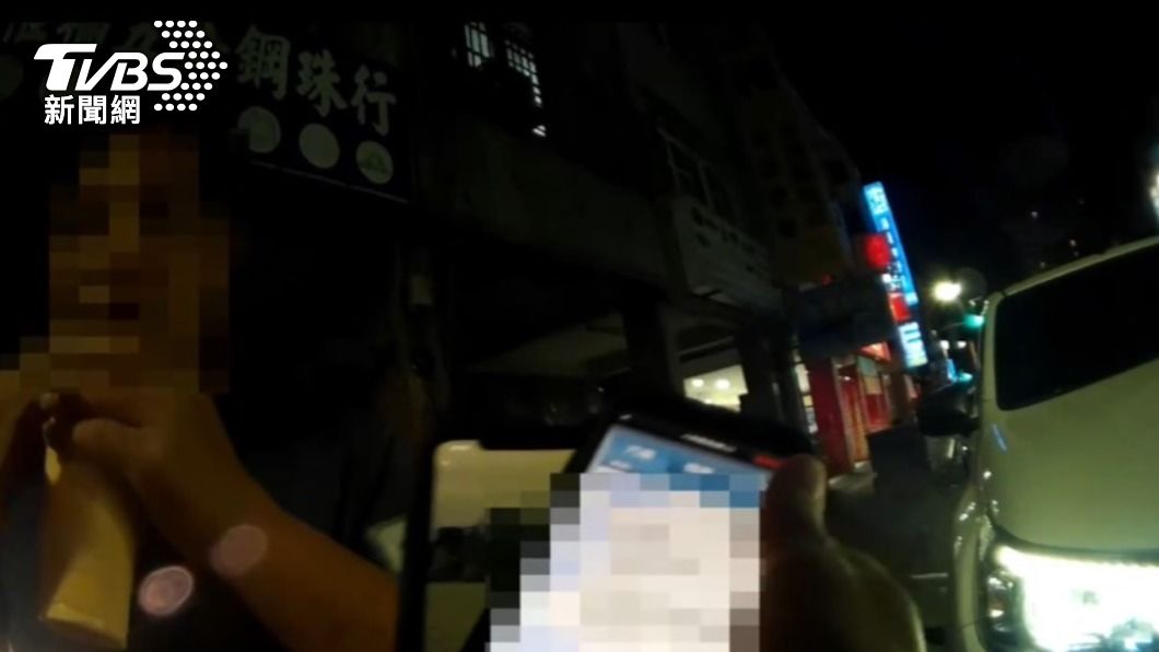 劉男還想喝剛買的木瓜牛奶降低酒測值,警方見狀立即制止。(圖/TVBS)