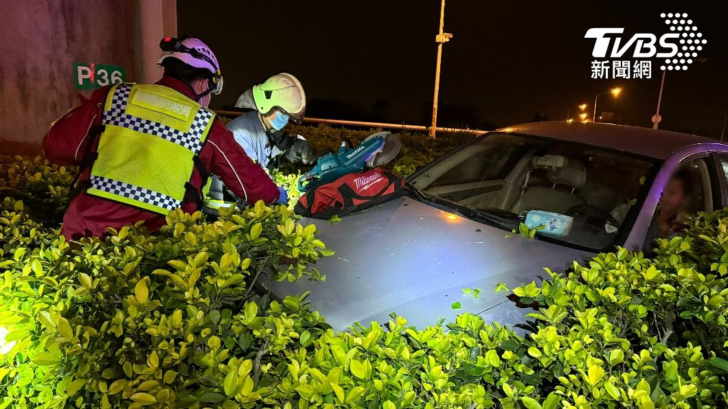 電鋸助脫困!阿伯開車衝橋下卡灌木叢 辯只喝一小杯威士忌