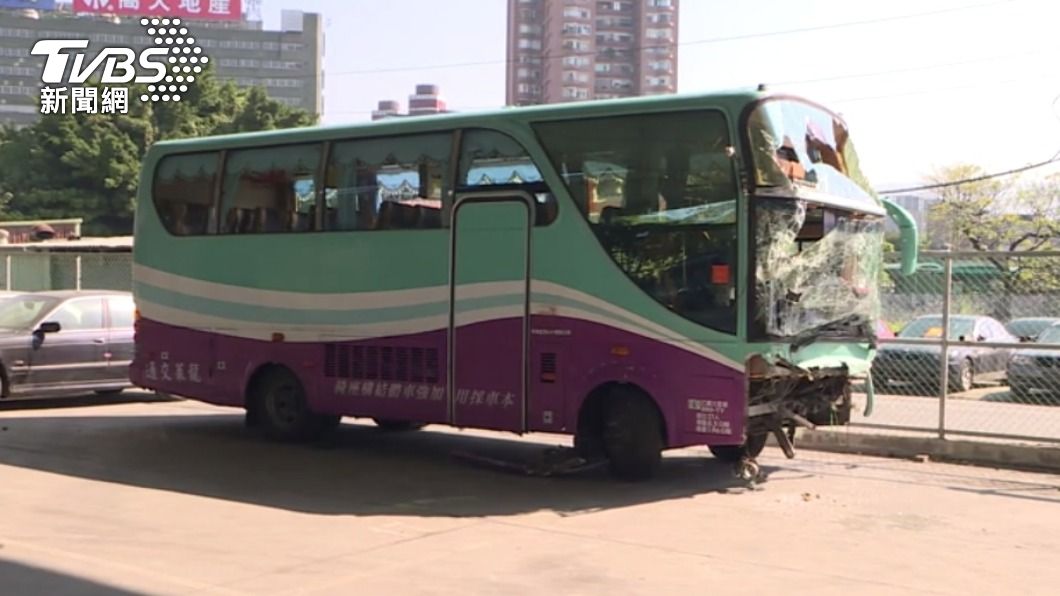 康橋校車隧道內翻覆,車頭嚴重毀損。(圖/TVBS)
